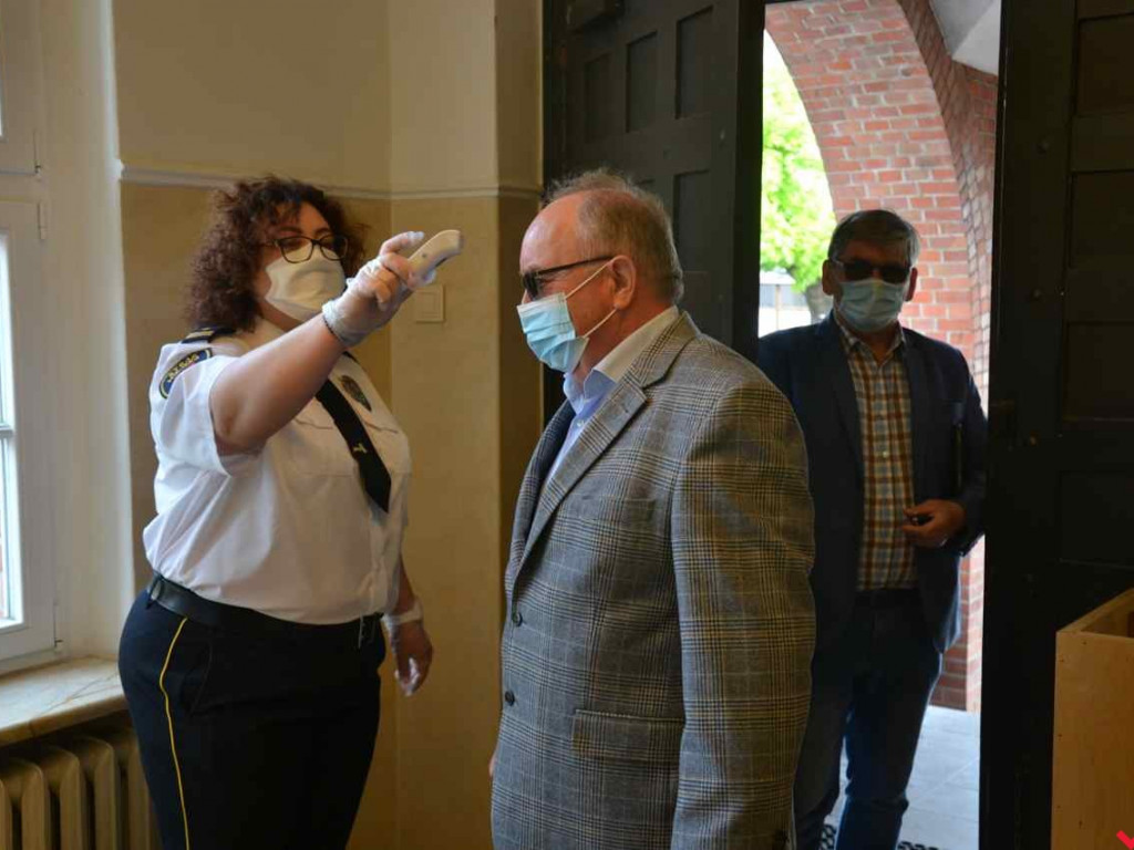 Maski, rękawiczki, dystans i pretensje. Prawdziwie nadzwyczajna sesja ratusza