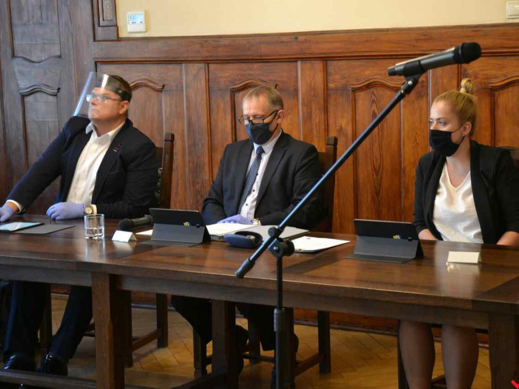 Maski, rękawiczki, dystans i pretensje. Prawdziwie nadzwyczajna sesja ratusza