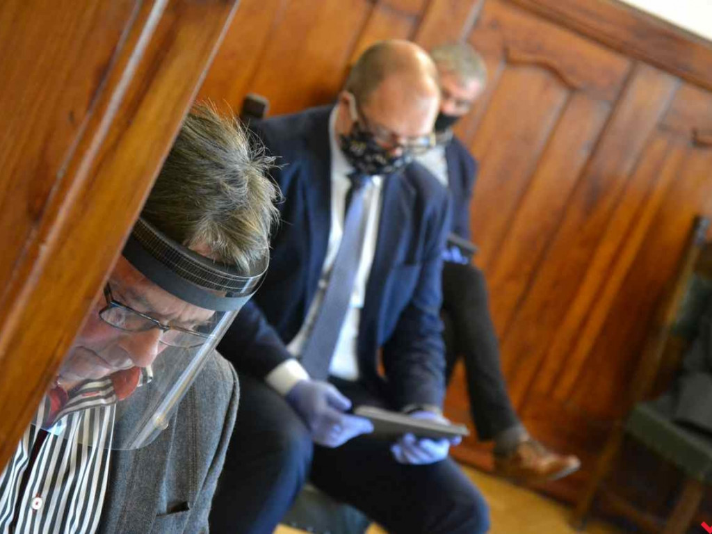 Maski, rękawiczki, dystans i pretensje. Prawdziwie nadzwyczajna sesja ratusza