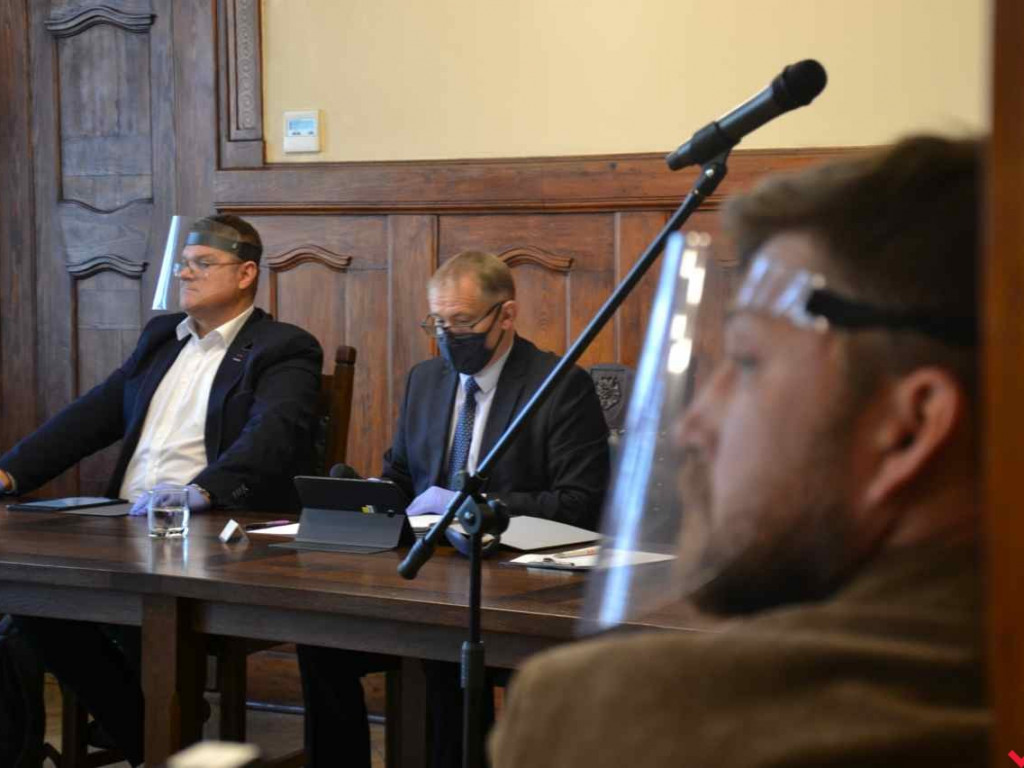 Maski, rękawiczki, dystans i pretensje. Prawdziwie nadzwyczajna sesja ratusza