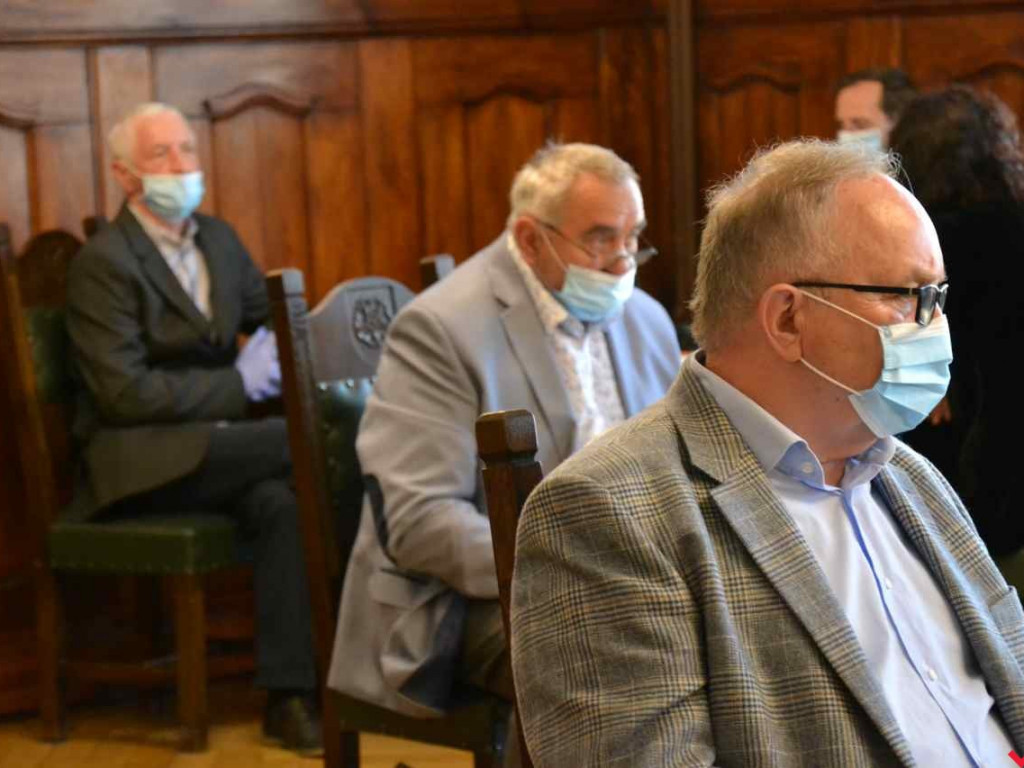 Maski, rękawiczki, dystans i pretensje. Prawdziwie nadzwyczajna sesja ratusza