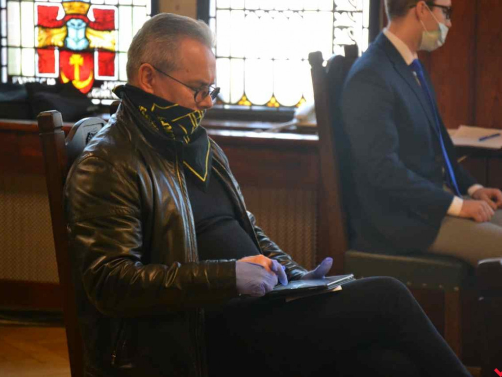 Maski, rękawiczki, dystans i pretensje. Prawdziwie nadzwyczajna sesja ratusza