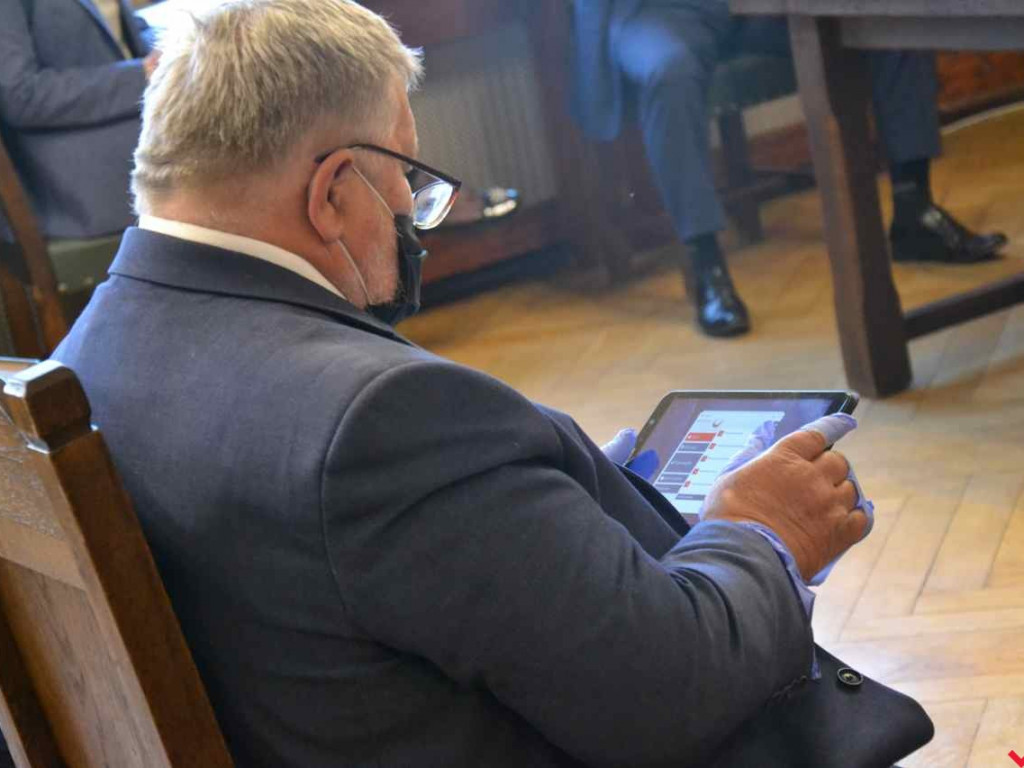 Maski, rękawiczki, dystans i pretensje. Prawdziwie nadzwyczajna sesja ratusza