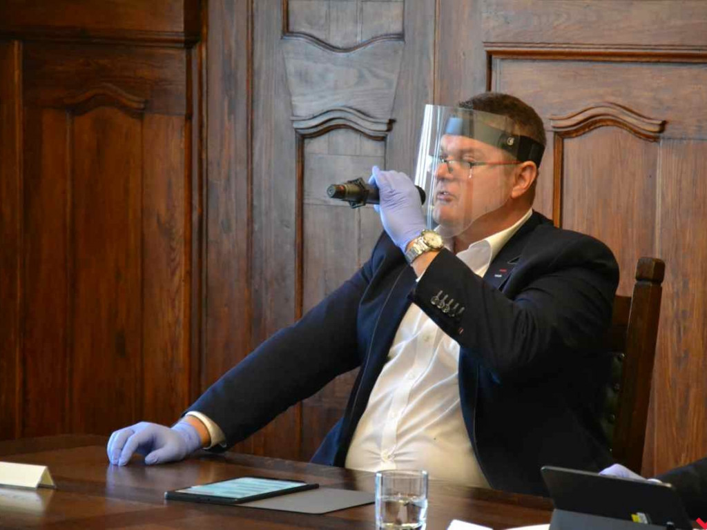 Maski, rękawiczki, dystans i pretensje. Prawdziwie nadzwyczajna sesja ratusza