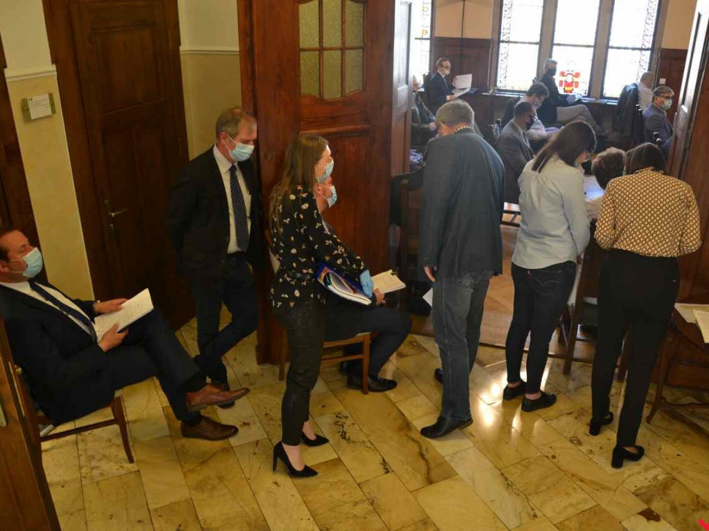 Maski, rękawiczki, dystans i pretensje. Prawdziwie nadzwyczajna sesja ratusza
