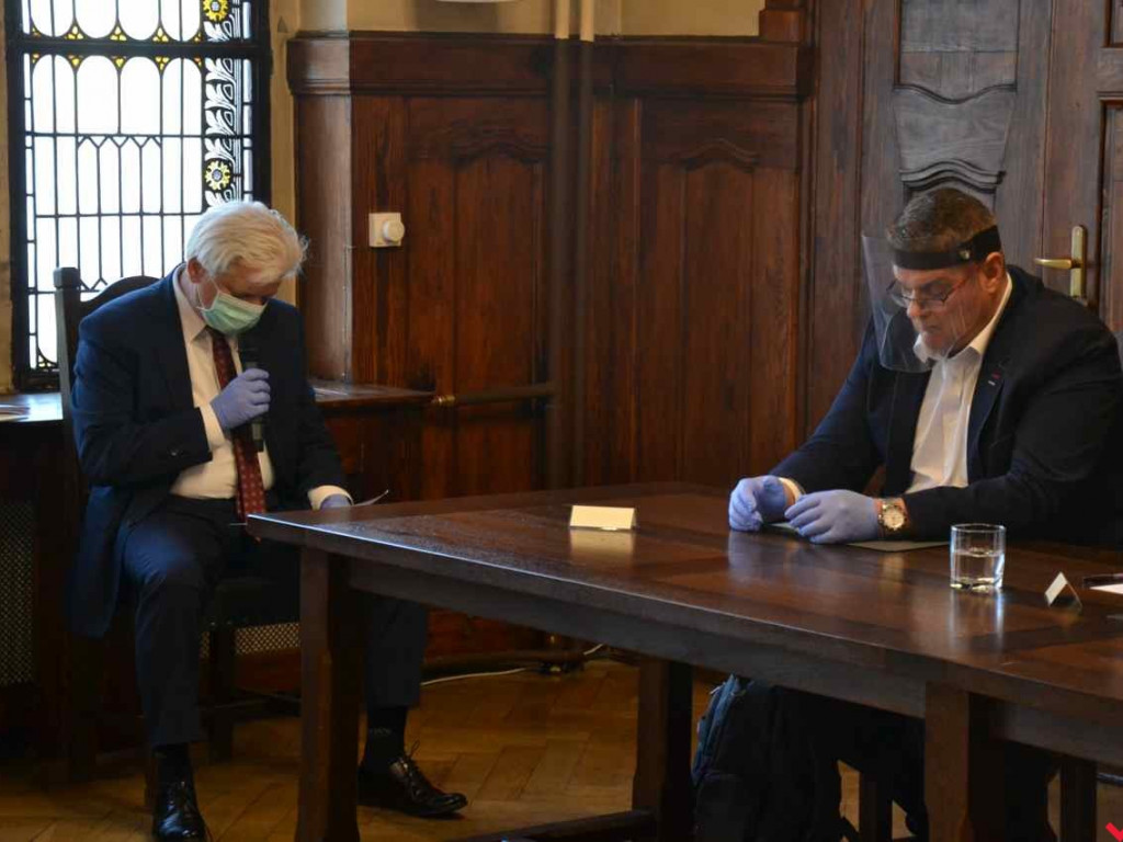 Maski, rękawiczki, dystans i pretensje. Prawdziwie nadzwyczajna sesja ratusza