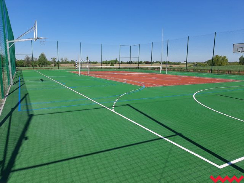 Wkrótce zakończy się budowa komendy straży. Boisko sportowe już jest gotowe