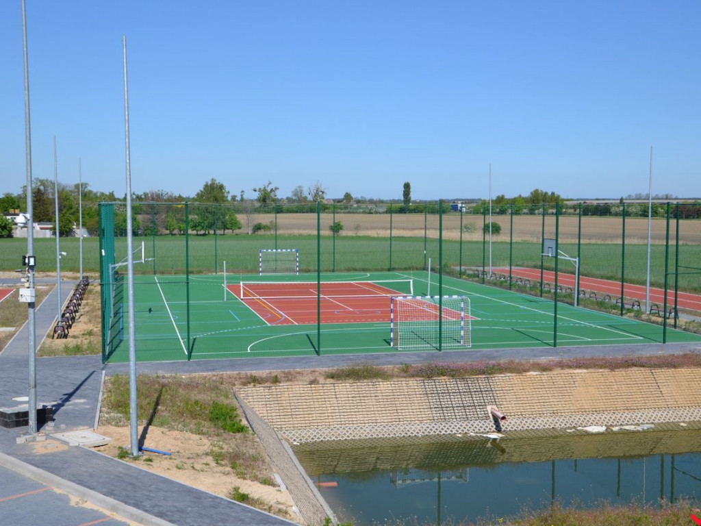 Wkrótce zakończy się budowa komendy straży. Boisko sportowe już jest gotowe
