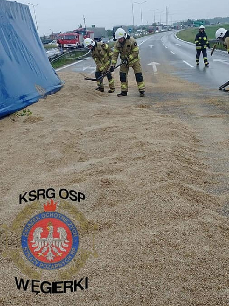 Zderzenie osobówki z ciężarówką. Jedna osoba trafiła do szpitala