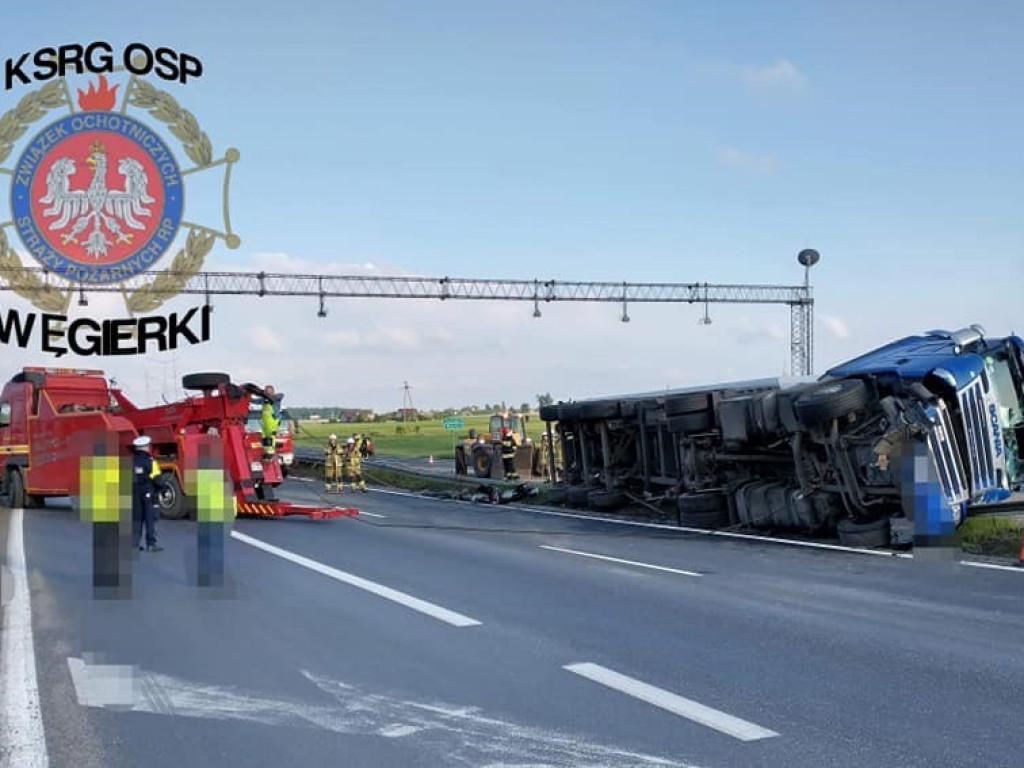 Zderzenie osobówki z ciężarówką. Jedna osoba trafiła do szpitala