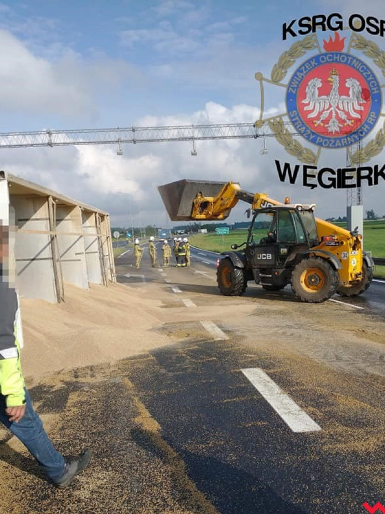 Zderzenie osobówki z ciężarówką. Jedna osoba trafiła do szpitala