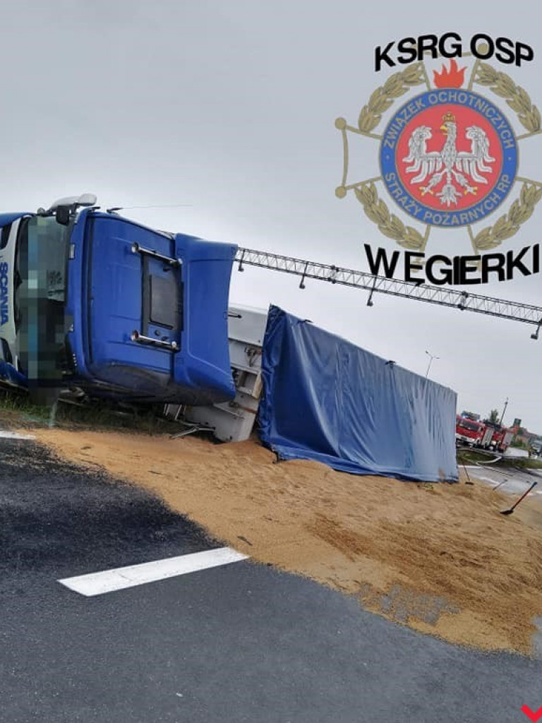 Zderzenie osobówki z ciężarówką. Jedna osoba trafiła do szpitala