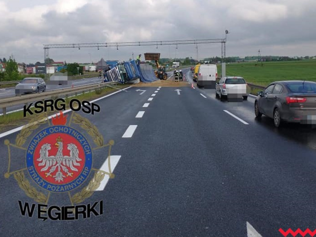 Zderzenie osobówki z ciężarówką. Jedna osoba trafiła do szpitala