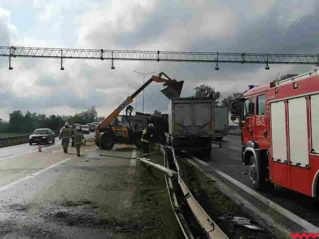 Zderzenie osobówki z ciężarówką. Jedna osoba trafiła do szpitala