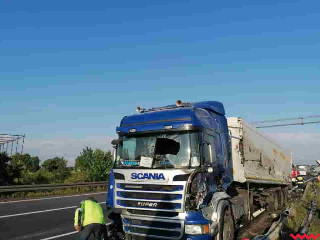 Zderzenie osobówki z ciężarówką. Jedna osoba trafiła do szpitala