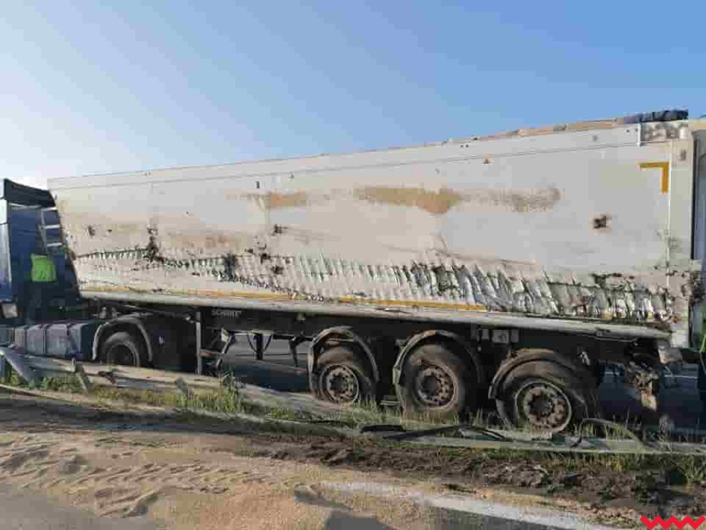 Zderzenie osobówki z ciężarówką. Jedna osoba trafiła do szpitala