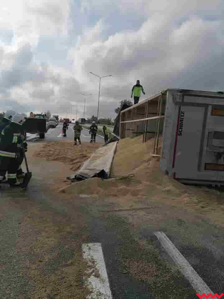 Zderzenie osobówki z ciężarówką. Jedna osoba trafiła do szpitala
