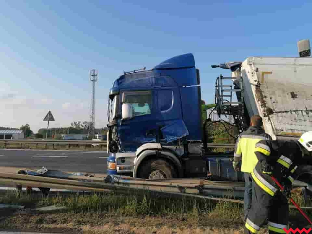 Zderzenie osobówki z ciężarówką. Jedna osoba trafiła do szpitala