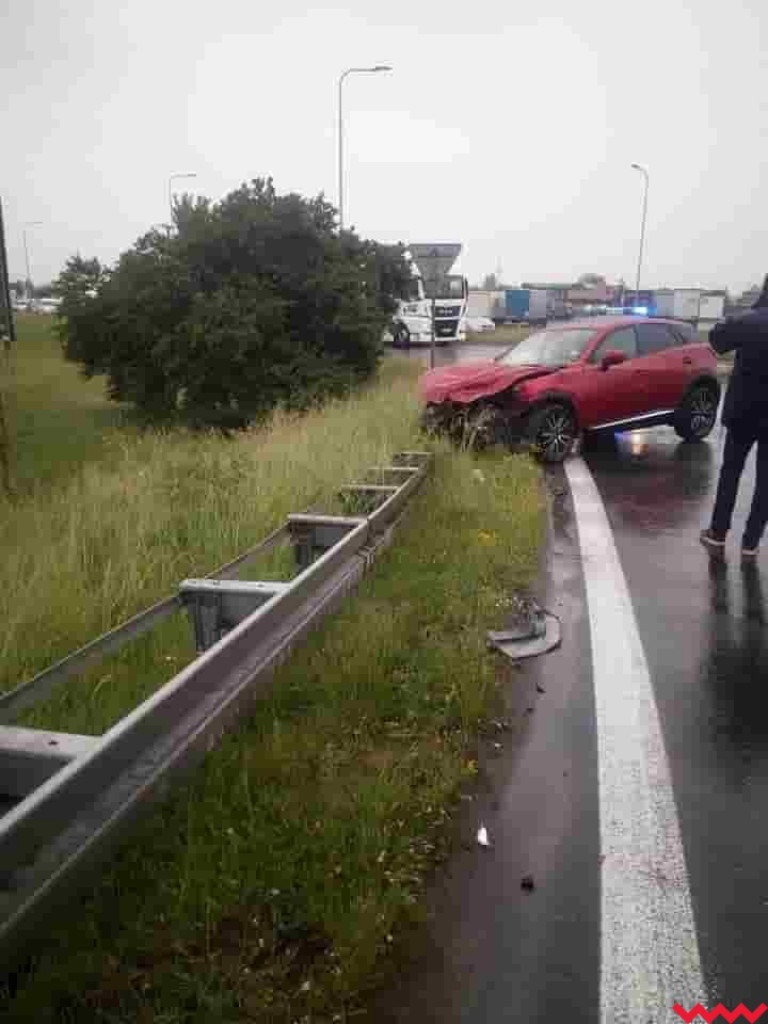 Zderzenie osobówki z ciężarówką. Jedna osoba trafiła do szpitala