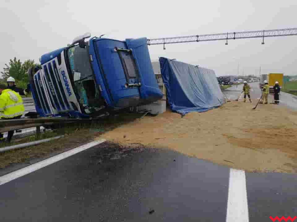 Zderzenie osobówki z ciężarówką. Jedna osoba trafiła do szpitala