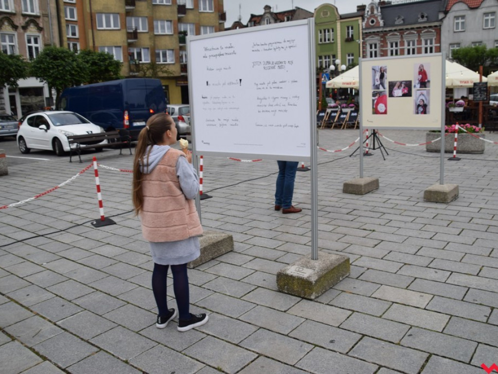 „Świt” zaświtał na wrzesińskim rynku. Mistrzowie fotografii pokazali jak widzą miasto