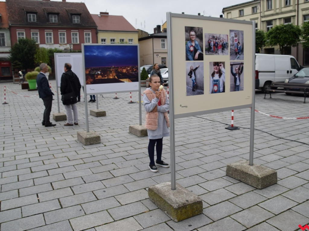„Świt” zaświtał na wrzesińskim rynku. Mistrzowie fotografii pokazali jak widzą miasto