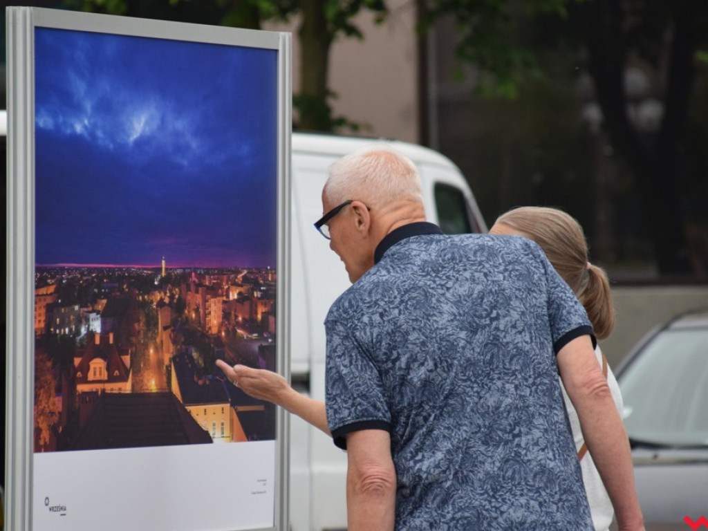 „Świt” zaświtał na wrzesińskim rynku. Mistrzowie fotografii pokazali jak widzą miasto