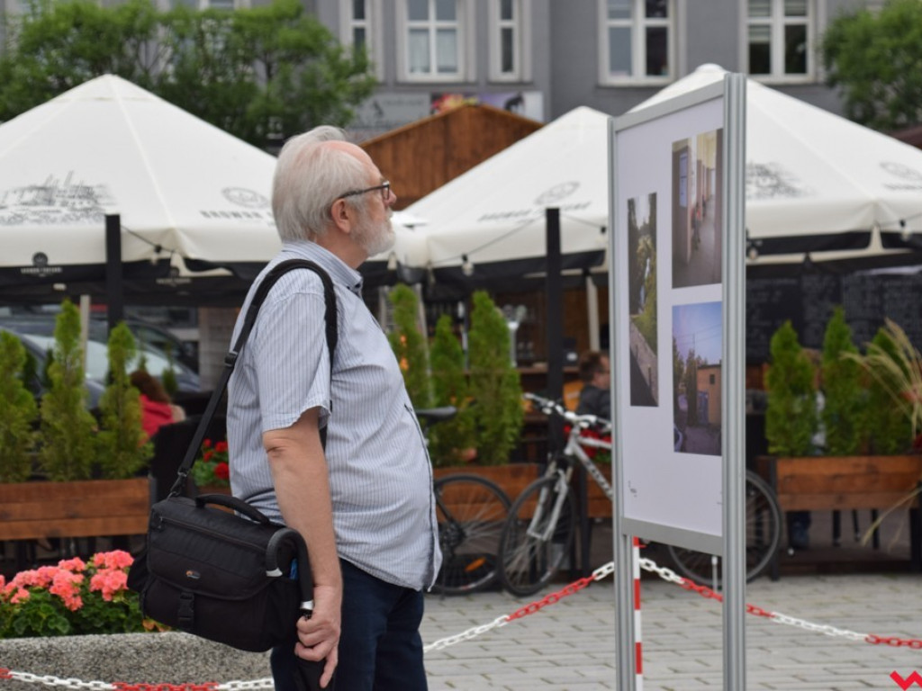 „Świt” zaświtał na wrzesińskim rynku. Mistrzowie fotografii pokazali jak widzą miasto
