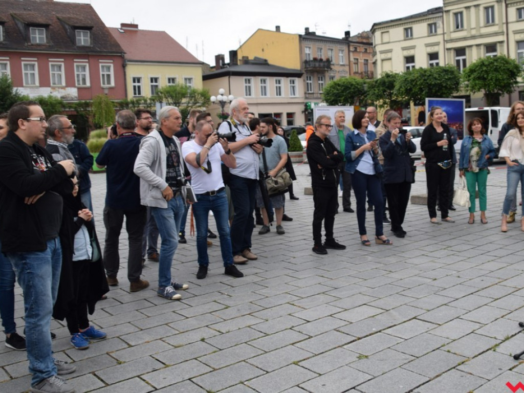 „Świt” zaświtał na wrzesińskim rynku. Mistrzowie fotografii pokazali jak widzą miasto
