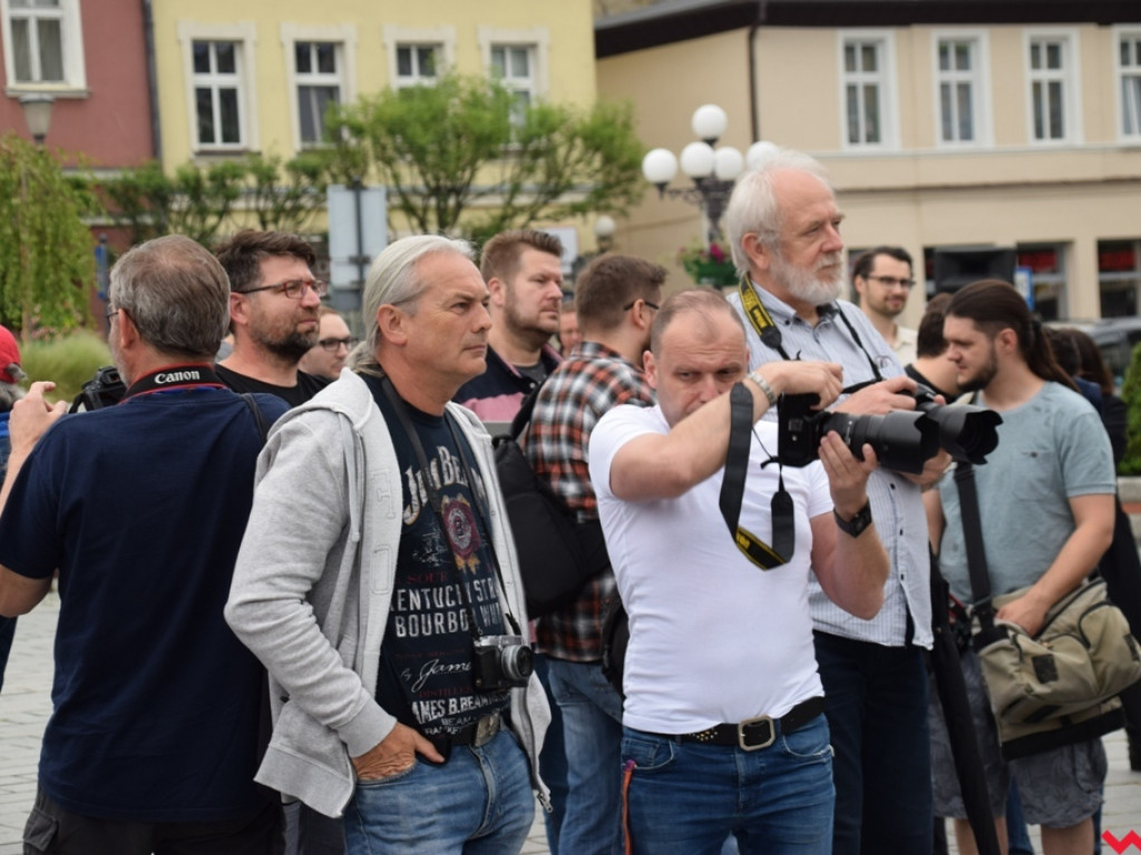 „Świt” zaświtał na wrzesińskim rynku. Mistrzowie fotografii pokazali jak widzą miasto