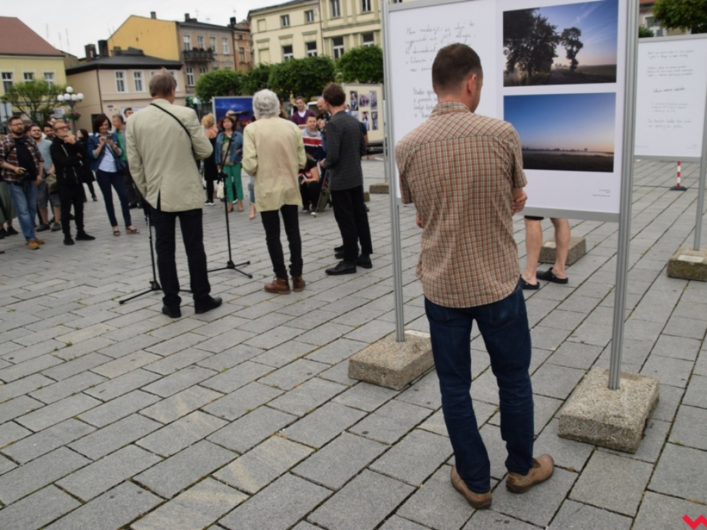 „Świt” zaświtał na wrzesińskim rynku. Mistrzowie fotografii pokazali jak widzą miasto
