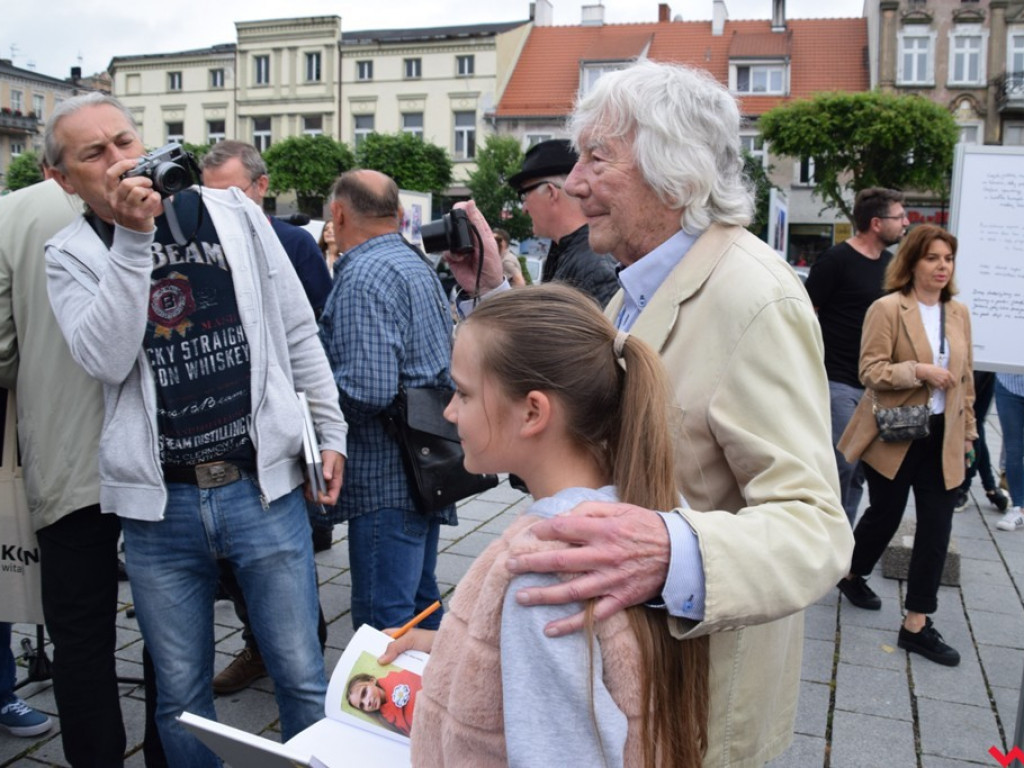 „Świt” zaświtał na wrzesińskim rynku. Mistrzowie fotografii pokazali jak widzą miasto