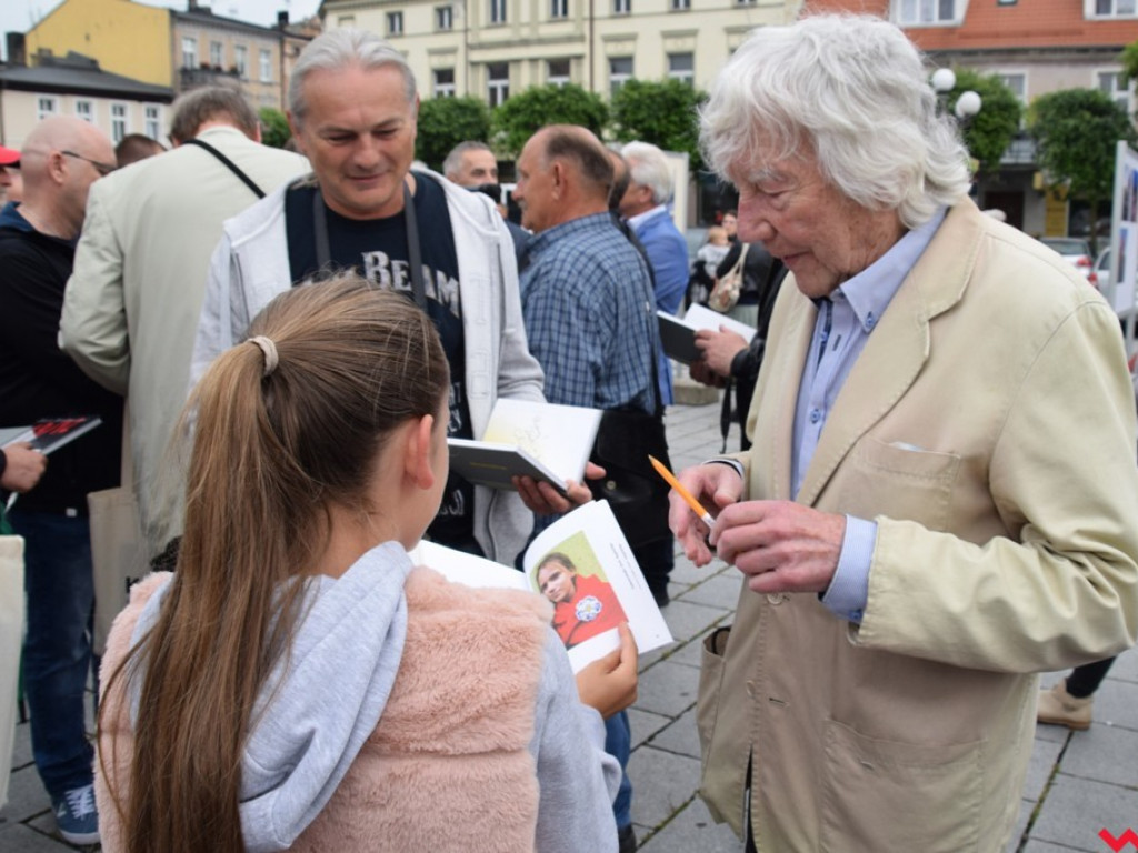 „Świt” zaświtał na wrzesińskim rynku. Mistrzowie fotografii pokazali jak widzą miasto