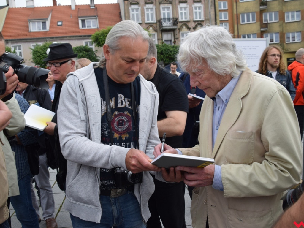 „Świt” zaświtał na wrzesińskim rynku. Mistrzowie fotografii pokazali jak widzą miasto