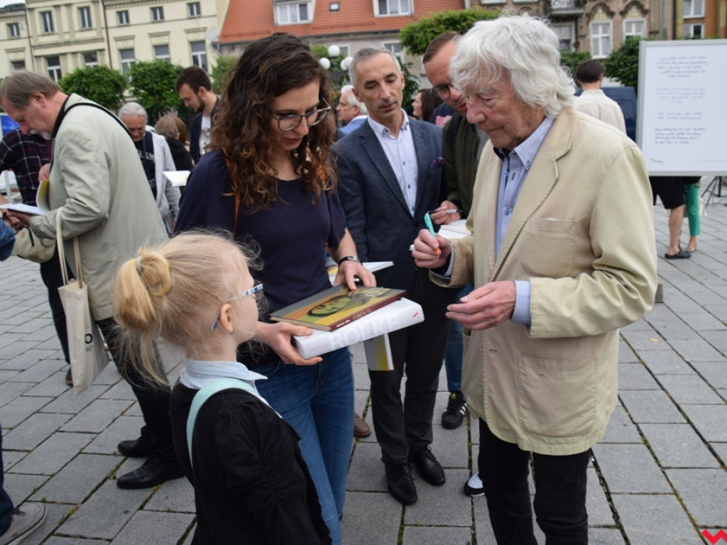 „Świt” zaświtał na wrzesińskim rynku. Mistrzowie fotografii pokazali jak widzą miasto