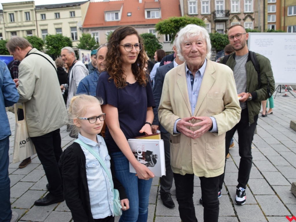 „Świt” zaświtał na wrzesińskim rynku. Mistrzowie fotografii pokazali jak widzą miasto