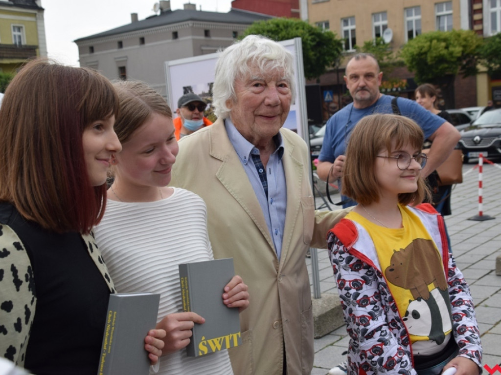 „Świt” zaświtał na wrzesińskim rynku. Mistrzowie fotografii pokazali jak widzą miasto