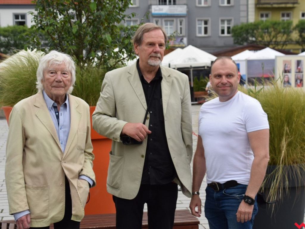 „Świt” zaświtał na wrzesińskim rynku. Mistrzowie fotografii pokazali jak widzą miasto