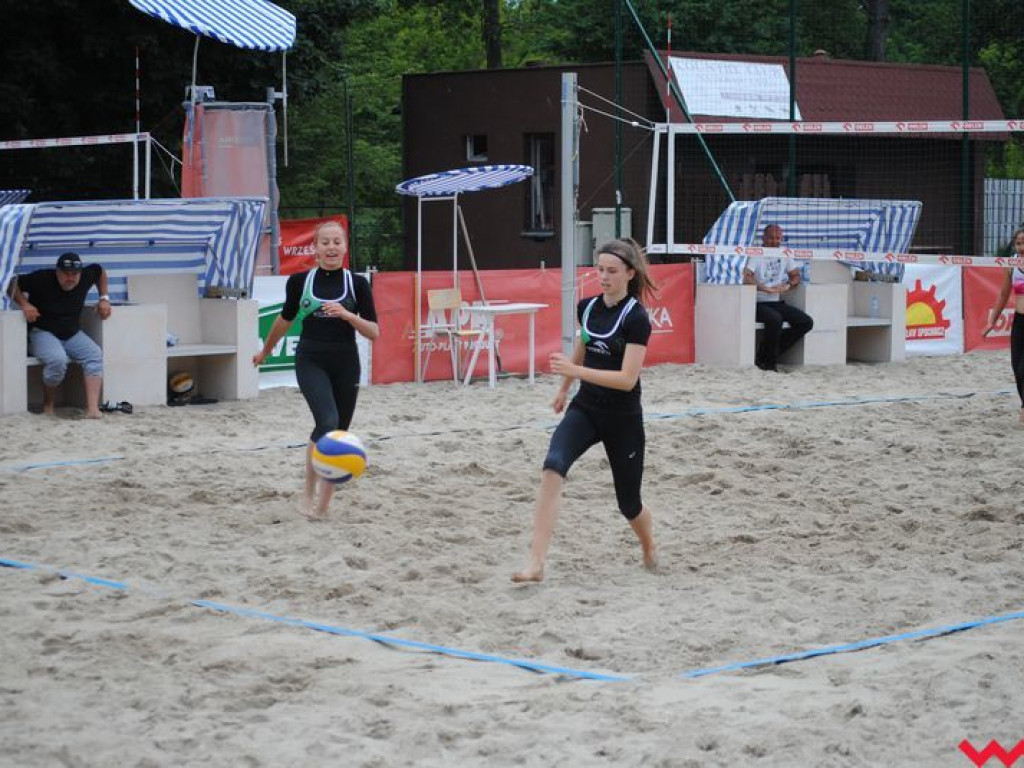 Mistrzostwa juniorek w siatkówce plażowej zdominowane przez pary z Jankowa Przygodzkiego