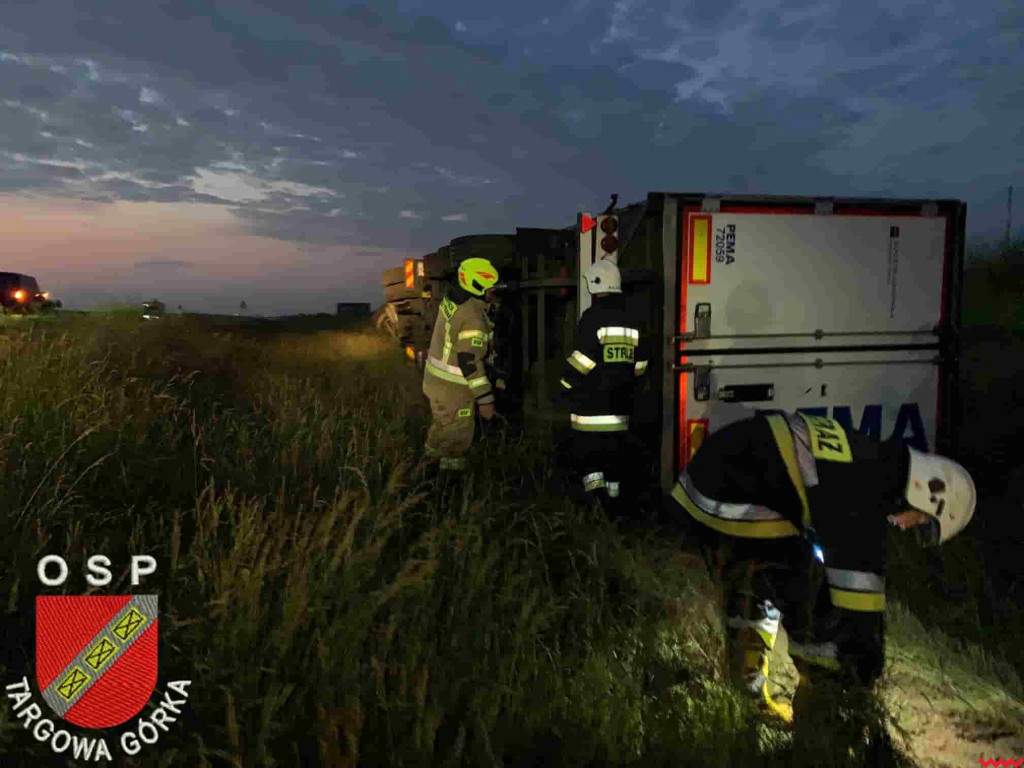 Strażali interweniowali na A2. Wywróciła się ciężarówka przewożąca półtusze