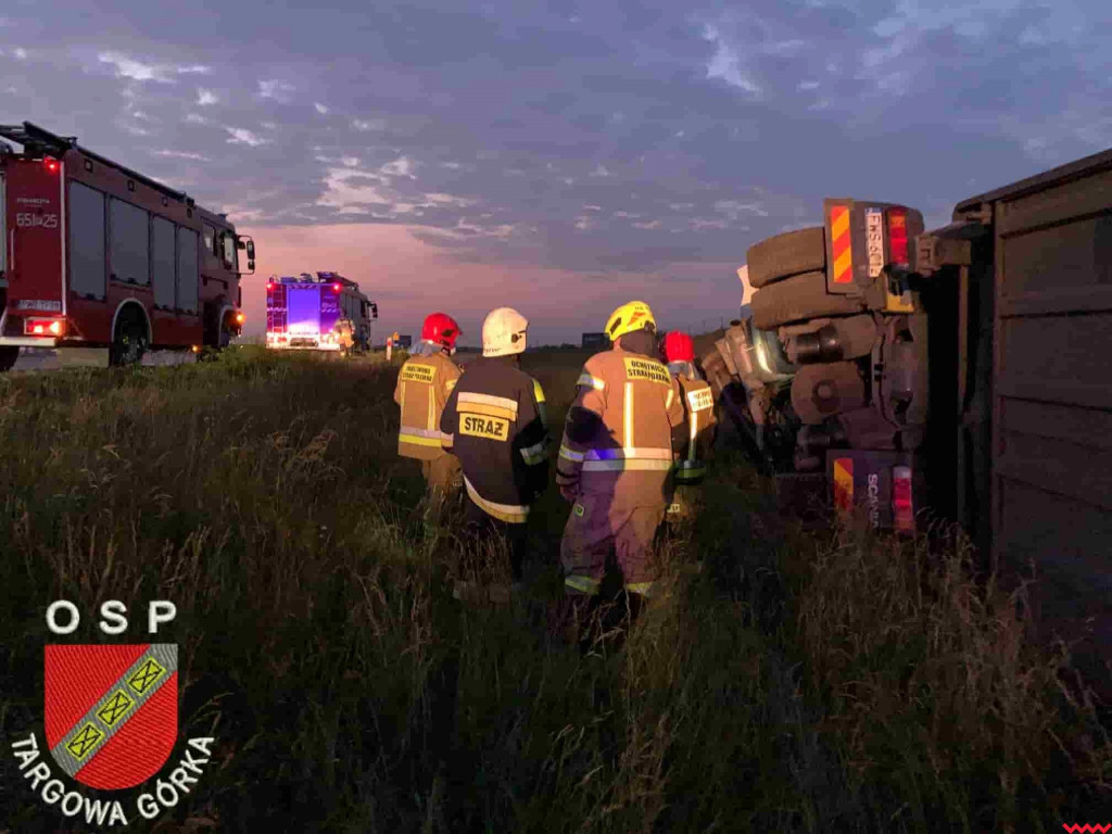 Strażali interweniowali na A2. Wywróciła się ciężarówka przewożąca półtusze