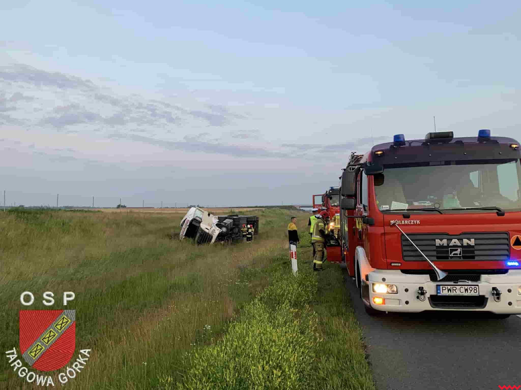 Strażali interweniowali na A2. Wywróciła się ciężarówka przewożąca półtusze