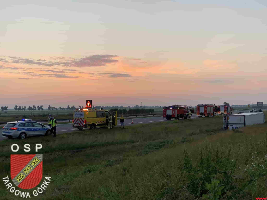 Strażali interweniowali na A2. Wywróciła się ciężarówka przewożąca półtusze