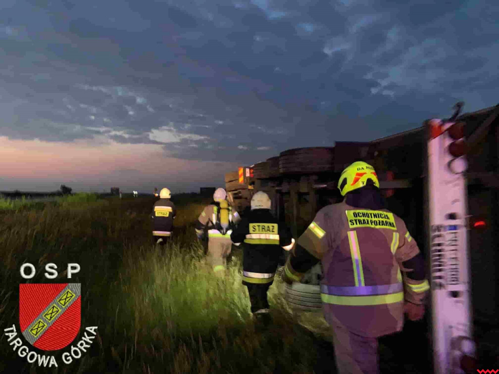Strażali interweniowali na A2. Wywróciła się ciężarówka przewożąca półtusze