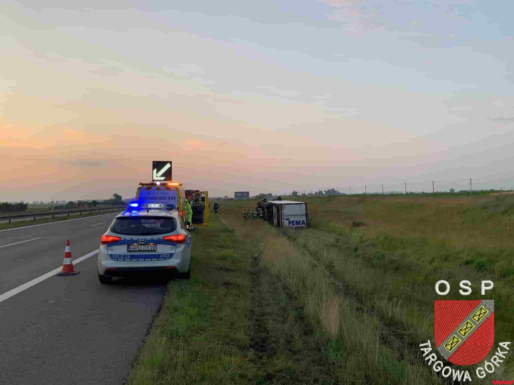 Strażali interweniowali na A2. Wywróciła się ciężarówka przewożąca półtusze