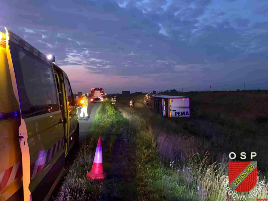Strażali interweniowali na A2. Wywróciła się ciężarówka przewożąca półtusze