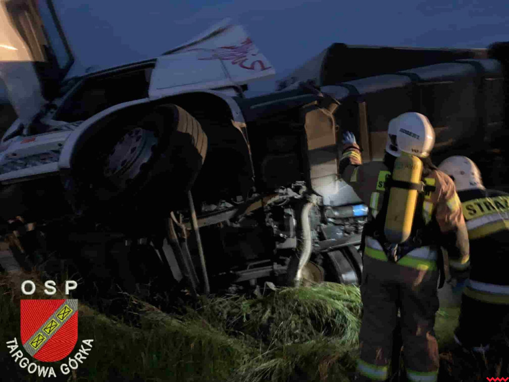 Strażali interweniowali na A2. Wywróciła się ciężarówka przewożąca półtusze