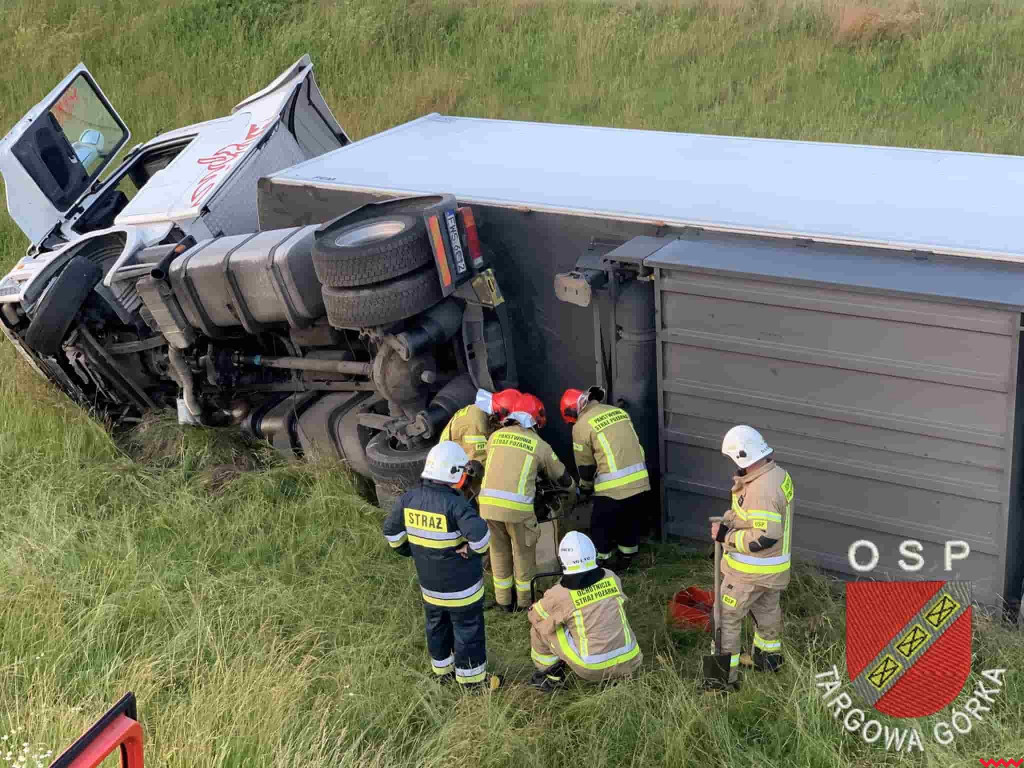 Strażali interweniowali na A2. Wywróciła się ciężarówka przewożąca półtusze