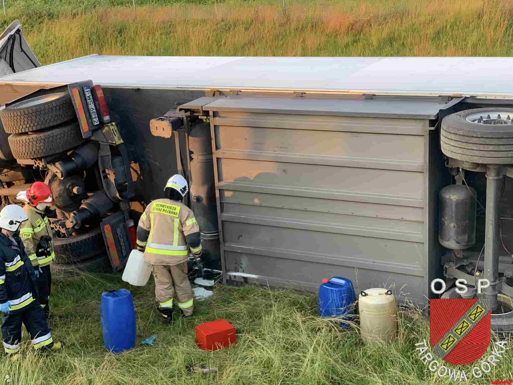 Strażali interweniowali na A2. Wywróciła się ciężarówka przewożąca półtusze