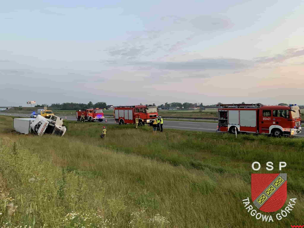 Strażali interweniowali na A2. Wywróciła się ciężarówka przewożąca półtusze